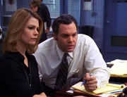 Das Detective-Duo Eames (Kathryn Erbe) und Goren (Vincent D'Onofrio) ermitteln, dass der Tote Verhältnisse zu mehreren Damen aus der feinen Gesellschaft hatte. Das Detective-Duo Eames (Kathryn Erbe) und Goren (Vincent D'Onofrio) ermitteln, dass der Tote Verhältnisse zu mehreren Damen aus der feinen Gesellschaft hatte.