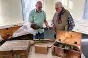 Holger Worm und Wolfgang Böhm präsentieren Munition und Waffen aus HASAG-Werken