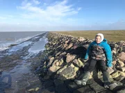 Noch wenige Stunden bis zur Sturmflut! Wie hoch wird das Wasser steigen? Kjell wohnt mit seiner Familie auf Nordstrandischmoor - einer Hallig vor der nordfriesischen Küste. Die Hallig ist bedroht, weil der Meeresspiegel steigt und muss bald erhöht werden.