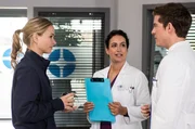 Dr. Leyla Sherbaz (Sanam Afrashteh, 2. von rechts) und Ben Ahlbeck (Philipp Danne, rechts) haben einen Verdacht: Claudia (Annett Fleischer) könnte unter dem Cushing-Syndrom leiden. Dr. Leyla Sherbaz (Sanam Afrashteh, 2. von rechts) und Ben Ahlbeck (Philipp Danne, rechts) haben einen Verdacht: Claudia (Annett Fleischer) könnte unter dem Cushing-Syndrom leiden.