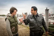 Damit er ihm nicht wieder entwischt, hat Tarik (Serhat Cokgezen, r.) Dustin (Jeremias Meyer, l.) mit Handschellen an sich gekettet.