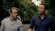 Eine vermeintlich normale Verkehrskontrolle entpuppt sich als Fall für Steve (Alex O'Loughlin, r.), Danny (Scott Caan, l.) und das restliche Team ...