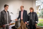 Claudia (Janette Rauch, r.) entgeht nicht, dass Gernot Bahnsens (Horst-Günter Marx, M.) Sohn Paul (Noah Wiechers, l.) nicht viel vom Engagement seines Vaters für sozial benachteiligte Jugendliche hält.