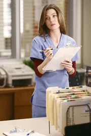 Während einer Visite entdeckt Bailey Meredith's (Ellen Pompeo) verloren gegangene Unterhose am Schwarzen Brett hängen – wie kommt die dort hin? Während einer Visite entdeckt Bailey Meredith's (Ellen Pompeo) verloren gegangene Unterhose am Schwarzen Brett hängen – wie kommt die dort hin?