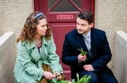 Fanny (Johanna Graen, l.) macht einen kleinen Schritt auf Fritz (Thimo Meitner, r.) zu, als er sich entschuldigt. Fanny (Johanna Graen, l.) macht einen kleinen Schritt auf Fritz (Thimo Meitner, r.) zu, als er sich entschuldigt.