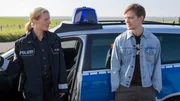 Heimkehrer Lenny (Jonas Nay) und Polizistin Merle (Anna von Haebler) kennen sich noch von fr&uuml;her.