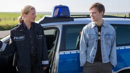 Heimkehrer Lenny (Jonas Nay) und Polizistin Merle (Anna von Haebler) kennen sich noch von fr&uuml;her.