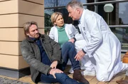 David Schrader (Thure Riefenstein, li.) ist nach einem Streit mit Dr. Roland Heilmann (Thomas Rühmann, re.) zusammengebrochen. Roland hat David klar gemacht, dass er seine Finger von seiner Frau Dr. Kathrin Globisch (Andrea Kathrin Loewig) lassen soll.