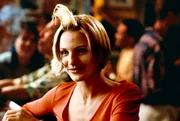 Auf unkonventionelle Weise erh&auml;lt Marys (Cameron Diaz) Frisur extrastarken Halt.