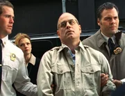 Detective Robert Goren (Vincent D'Onofrio, r.) überführt Richard Ufland (Mark Zimmerman, M.) des Mordes. Detective Robert Goren (Vincent D'Onofrio, r.) überführt Richard Ufland (Mark Zimmerman, M.) des Mordes.