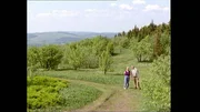 "Lebenslinien" 1992: Lydwina und Adolf Schmalz, seit mehr als 35 Jahren glücklich verheiratet, haben sich auf einem Spaziergang in der Rhön kennengelernt. Im Bild gehen sie noch einmal auf den Wegen ihrer ersten Begegnung.