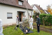 Tatort Hausdach: Nachdem ein Bezirksschornsteinfeger vom Dach gestürzt ist, ist schnell klar, dass er gestoßen wurde. Das bestätigt Rechtsmediziner Dr. Benedikt Förster (Florian Wünsche, 2.v.r.) den Kommissaren Martina Seiffert (Astrid M. Fünderich, l.) und Rico Sander (Benjamin Strecker, r.). Tatort Hausdach: Nachdem ein Bezirksschornsteinfeger vom Dach gestürzt ist, ist schnell klar, dass er gestoßen wurde. Das bestätigt Rechtsmediziner Dr. Benedikt Förster (Florian Wünsche, 2.v.r.) den Kommissaren Martina Seiffert (Astrid M. Fünderich, l.) und Rico Sander (Benjamin Strecker, r.).