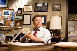 Kapitan George Ellerby (Alec Baldwin)