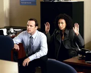 Jake Hunter (Tom Verica), der Vater eines entführten Mädchens, und Melinda Warner (Tamara Tunie) werden gefangen gehalten. Weil die Geldübergabe scheiterte, müssen die Beiden jetzt um ihr Leben bangen. Jake Hunter (Tom Verica), der Vater eines entführten Mädchens, und Melinda Warner (Tamara Tunie) werden gefangen gehalten. Weil die Geldübergabe scheiterte, müssen die Beiden jetzt um ihr Leben bangen.