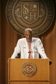 Richard (James Pickens, Jr.) ist immer noch völlig genervt von Platz zwölf. Er will unbedingt, dass sich etwas grundlegend im Seattle Grace ändert. Deshalb beruft er eine wichtige Versammlung ein, und hält eine flammende Rede.
