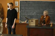 Jeff Winger (Joel McHale), Professeur June Bauer (Betty White)