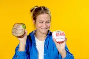 Reporterin Lilly Temme vergleicht den amerikanischen Burger und den Deutschen Burger von Burger King. Wo steckt mehr drin?