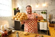 Burger f&uuml;r jeden und zu jederzeit. Produktentwickler Sebastian Lege zeigt, wie aus einfachen Produkten industrielle Burger King Burger werden.