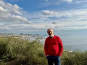 Harald Lesch steht mitten auf den Phlegräischen Feldern, einem unterirdischen Vulkansystem bei Neapel, das sich auf eine riesige Fläche von weit mehr als hundert Quadratkilometern ausdehnt. Seit 2024 mehren sich die Zeichen, dass ein Ausbruch wieder kurz bevor stehen könnte.