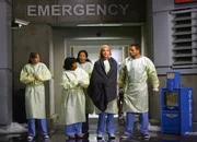 Es gibt nichts zu tun: Die Ärzte des Seattle Grace Hospitals müssen erkennen, dass die schweren Notfälle in andere Kliniken gebracht werden. Meredith (Ellen Pompeo, l.), Bailey (Chandra Wilson, 2.v.l.), Cristina (Sandra Oh, M.), Izzie (Katherine Heigl, 2.v.r.) und Alex (Justin Chambers, r.) warten auf Arbeit ...
