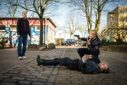 Keine einfache Situation für Melanie (Sanna Englund, M.): Ihr Partner Mattes (Matthias Schoo, r.) ist unter Schmerzen zusammengebrochen, als er Maslowski (Thomas Schumacher, l.) festnehmen wollte. Während sie über Funk Hilfe ruft, versucht sie Maslowski in Schach zu halten. Keine einfache Situation für Melanie (Sanna Englund, M.): Ihr Partner Mattes (Matthias Schoo, r.) ist unter Schmerzen zusammengebrochen, als er Maslowski (Thomas Schumacher, l.) festnehmen wollte. Während sie über Funk Hilfe ruft, versucht sie Maslowski in Schach zu halten.