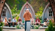 WERWÖLFE – DAS SPIEL VON LIST UND TÄUSCHUNG (5), Ein Funken Hoffnung. Die Spielenden sitzen vor den Häusern im Dorf. WERWÖLFE – DAS SPIEL VON LIST UND TÄUSCHUNG (5), Ein Funken Hoffnung. Die Spielenden sitzen vor den Häusern im Dorf.
