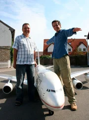 Sie sind klein, schnell und die Lieblinge vieler Bastler - ferngesteuerte Modelle! Für Willi dreht sich diesmal alles um die Welt im Kleinen. Hier, bei Modellbauer Peter Michel (links) in Ingelheim bei Mainz, kommt er aus dem Staunen gar nicht mehr heraus. Riesige Flugzeuge, die aussehen wie die Originale, nur 16 Mal kleiner!