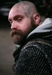 Der glatzk&ouml;pfige Rocker Hans Kolt (Rafael Pettersson) arbeitet f&uuml;r die Drogenmafia.