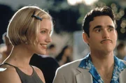 Eigentlich sollte Privatdetektiv Pat Haley (Matt Dillon, r.) die sch&ouml;ne Mary (Cameron Diaz, l.) f&uuml;r den tapsigen Ted ausfindig machen. Doch dann wird er zu einem bitteren Rivalen seines Auftraggebers um die Gunst der Blondine ...