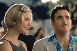 Eigentlich sollte Privatdetektiv Pat Haley (Matt Dillon, r.) die sch&ouml;ne Mary (Cameron Diaz, l.) f&uuml;r den tapsigen Ted ausfindig machen. Doch dann wird er zu einem bitteren Rivalen seines Auftraggebers um die Gunst der Blondine ...