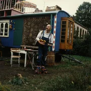 Peter überrascht die Kinder. Er erscheint als Ein-Mann-Orchester - und los geht es mit dem Musizieren.
