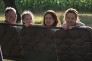 Dem Gl&uuml;ck schauen zu (von links): Pfarrer Brenner (Heio von Stetten), Pauline Gruber (Helena Sch&ouml;nfelder), Zenta Zacher (Angela Ascher) und Vroni Altmanseder (Edith Konrath).