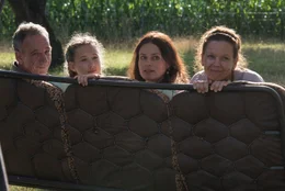 Dem Gl&uuml;ck schauen zu (von links): Pfarrer Brenner (Heio von Stetten), Pauline Gruber (Helena Sch&ouml;nfelder), Zenta Zacher (Angela Ascher) und Vroni Altmanseder (Edith Konrath).