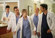 Durch einen Wasserrohrbruch geht es im Seattle Grace Hospital drunter und drüber: Alex (Justin Chambers, 2.vl.) Meredith (Ellen Pompeo, M.) Izzie (Katherine Heigl, 2.v.r.) und Derek (Patrick Dempsey, r.) ...