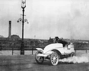 Leon Serpollet in Bexhill in seinem Dampfauto „Easter Egg”. Aufnahme aus dem Jahr 1902. Genaues Datum unbekannt. Leon Serpollet in Bexhill in seinem Dampfauto „Easter Egg”. Aufnahme aus dem Jahr 1902. Genaues Datum unbekannt.