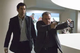 Clive Owen (Louis Salinger), Jack McGee (Det. Bernie Ward).