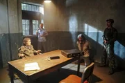 Während Hetty (Linda Hunt, l.) von ihren Entführern in Vietnam gefoltert wird, entschlüsselt das Team ein Rätsel, das ihren Aufenthaltsort preisgeben könnte.