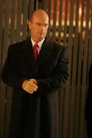 Lt. John Stillman (John Finn) bespricht mit seinen Kollgen die weitere Vorgehensweise ...