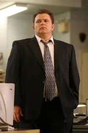 Det. Nick Vera (Jeremy Ratchford) muss erkennen, dass viele einflussreiche Männer in Philadelphia das Geoutet werden noch mehr fürchten als Aids oder einen Mord.