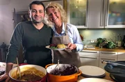 Die leidenschaftliche Hobbyköchin Gitta Wittmer-Eigenbrodt aus Vöhl am Edersee und Profikoch Ali Güngörmüs, Münchner mit türkischen Wurzeln. Die leidenschaftliche Hobbyköchin Gitta Wittmer-Eigenbrodt aus Vöhl am Edersee und Profikoch Ali Güngörmüs, Münchner mit türkischen Wurzeln.