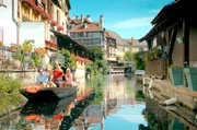 Frankreich entdecken: Die Innenstadt von Colmar im Elsass kann gut mit dem Boot erkundet werden. Frankreich entdecken: Die Innenstadt von Colmar im Elsass kann gut mit dem Boot erkundet werden.
