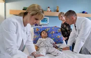 Bea Hölsch (Daniela Wutte, re.) ist mit Fieber umgekippt und hat sich einen Schlüsselbeinbruch zugezogen. Ihren behandelnden Arzt Dr. Martin Stein (Bernhard Bettermann, li.) bringt sie mit ihrem sehr anschmachtenden Verhalten in eine ziemlich unangenehme Situation. Auch Dr. Kathrin Globisch (Andrea Kathrin Loewig, mi.) ist ziemlich irritiert. Bea Hölsch (Daniela Wutte, re.) ist mit Fieber umgekippt und hat sich einen Schlüsselbeinbruch zugezogen. Ihren behandelnden Arzt Dr. Martin Stein (Bernhard Bettermann, li.) bringt sie mit ihrem sehr anschmachtenden Verhalten in eine ziemlich unangenehme Situation. Auch Dr. Kathrin Globisch (Andrea Kathrin Loewig, mi.) ist ziemlich irritiert.