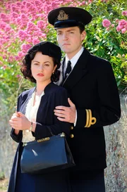 Fiona Hanbury (Anna Skellern) mit Lieutenant Colin Race (Tom Burke)