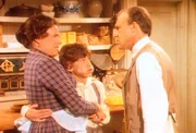 Mr. Oleson (Richard Bull, r.) f&uuml;hlt sich von seiner Familie ausgen&uuml;tzt. W&auml;hrend sich Harriet (Katherine MacGregor, l.) und sein Sohn Willie (Jonathan Gilbert, M.) mit S&uuml;&szlig;igkeiten vollstopfen, muss er kochen, putzen und hinter dem Verkaufstresen stehen.