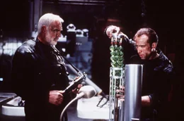 John Patrick Mason (Sean Connery, l.) und Stanley Goodspeed (Nicolas Cage, r.) haben die Raketen ausfindig gemacht und versuchen sie zu entsch&auml;rfen
