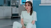 Bea Hölsch (Daniela Wutte, re.) ist mit Fieber umgekippt und hat sich einen Schlüsselbeinbruch zugezogen. Ihren behandelnden Arzt Dr. Martin Stein (Bernhard Bettermann, li.) bringt sie mit ihrem sehr anschmachtenden Verhalten in eine ziemlich unangenehme Situation. Auch Dr. Kathrin Globisch (Andrea Kathrin Loewig, mi.) ist ziemlich irritiert.