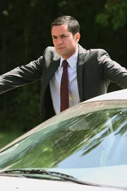 Bei seinen Ermittlungen gelangt Scott (Danny Pino) in Kreise, in denen männliche Vergnügungen alles, Frauen aber nichts gelten ...