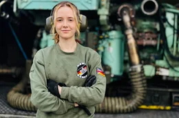 Jasmin ist Zivilangestellte bei den Briten und repariert Panzermotoren.