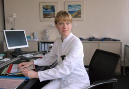 Die junge &Auml;rztin Ellen (Caroline Peters) versucht stets, ihre Patienten mit Feingef&uuml;hl zu behandeln.