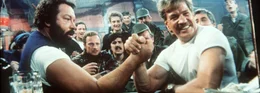Auf seiner Kneipentour trifft M&uuml;cke (Bud Spemncer, l.) beim Armdr&uuml;cken auf den Offizier Kempfer (Raimund Harmstorf, r.) ...